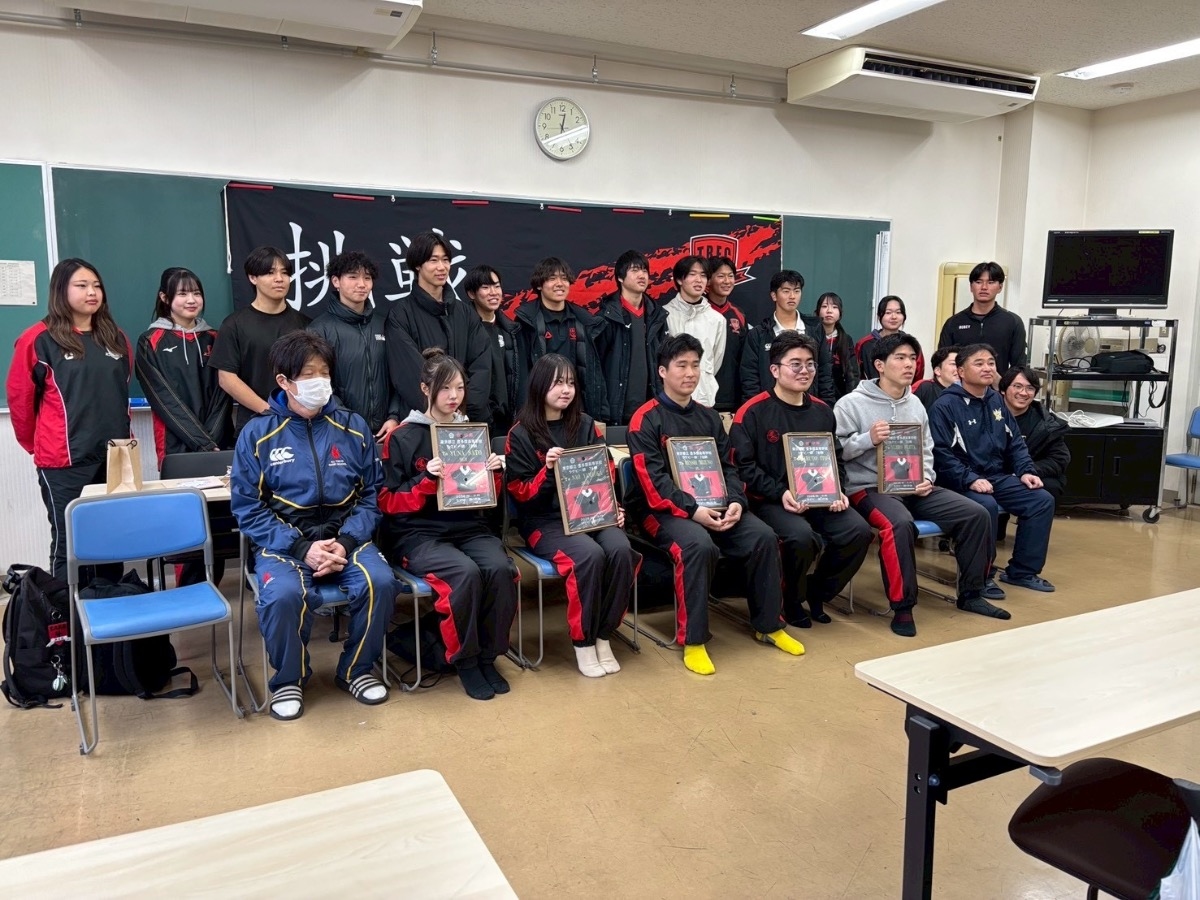 部活動支援で、豊多摩高校ラグビー部OB「70ズ」が大集合 - 教室で、高校ラグビー卒業イベントを行い、部活動を支援しました。