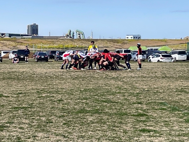 部活動支援をしている豊多摩高校ラグビー部OBチームが、初めて大学生チームと対戦。