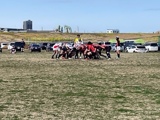 部活動支援をしている豊多摩高校ラグビー部OBチームが、初めて大学生チームと対戦。